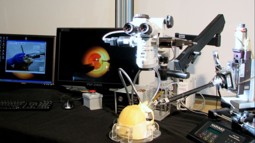 Steady-Hand Eye Robot, uma das versões do equipamento em teste na Johns Hopkins University — Foto: Divulgação