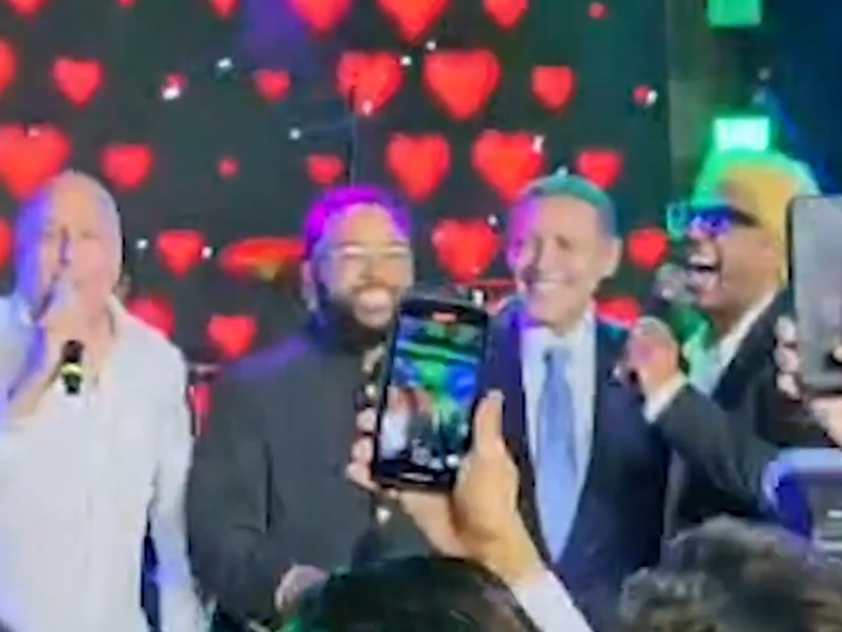 Nunes Marques canta com artistas no palco de festa após posse no TSE; veja vídeo
