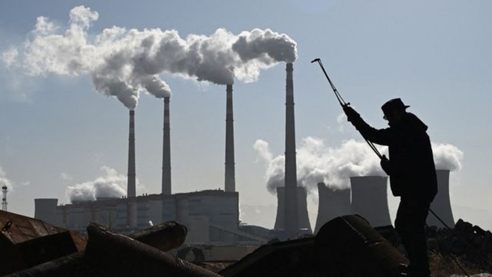 Quando combustíveis fósseis - como carvão ou petróleo - são queimados, eles liberam grandes quantidades de dióxido de carbono, um gás de efeito estufa, no ar — Foto: GETTY IMAGES/BBC