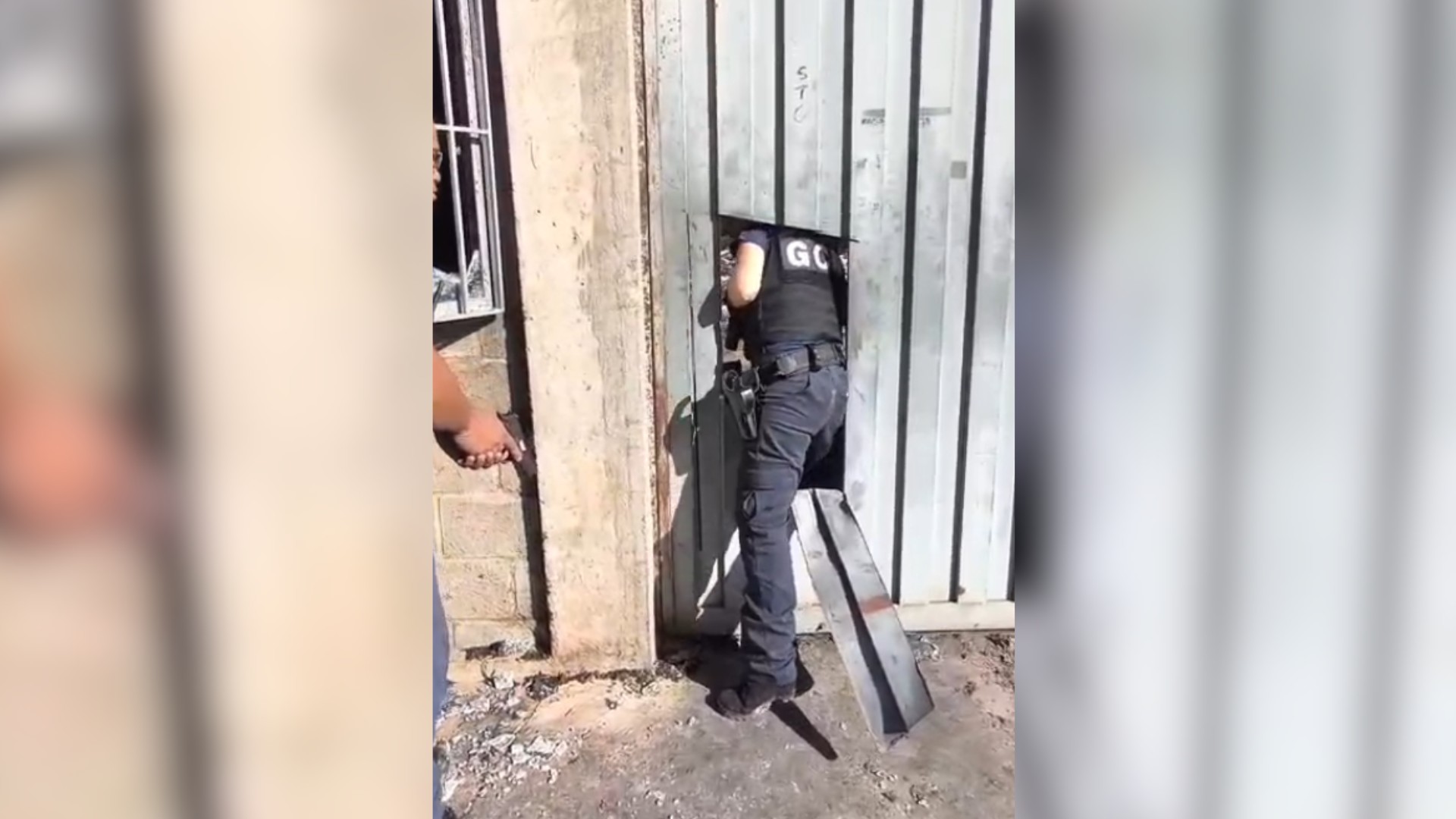 VÍDEO: guardas entram por buraco aberto em portão e prendem dupla suspeita de furtar depósito de insumos que pegou fogo em Rio Preto 