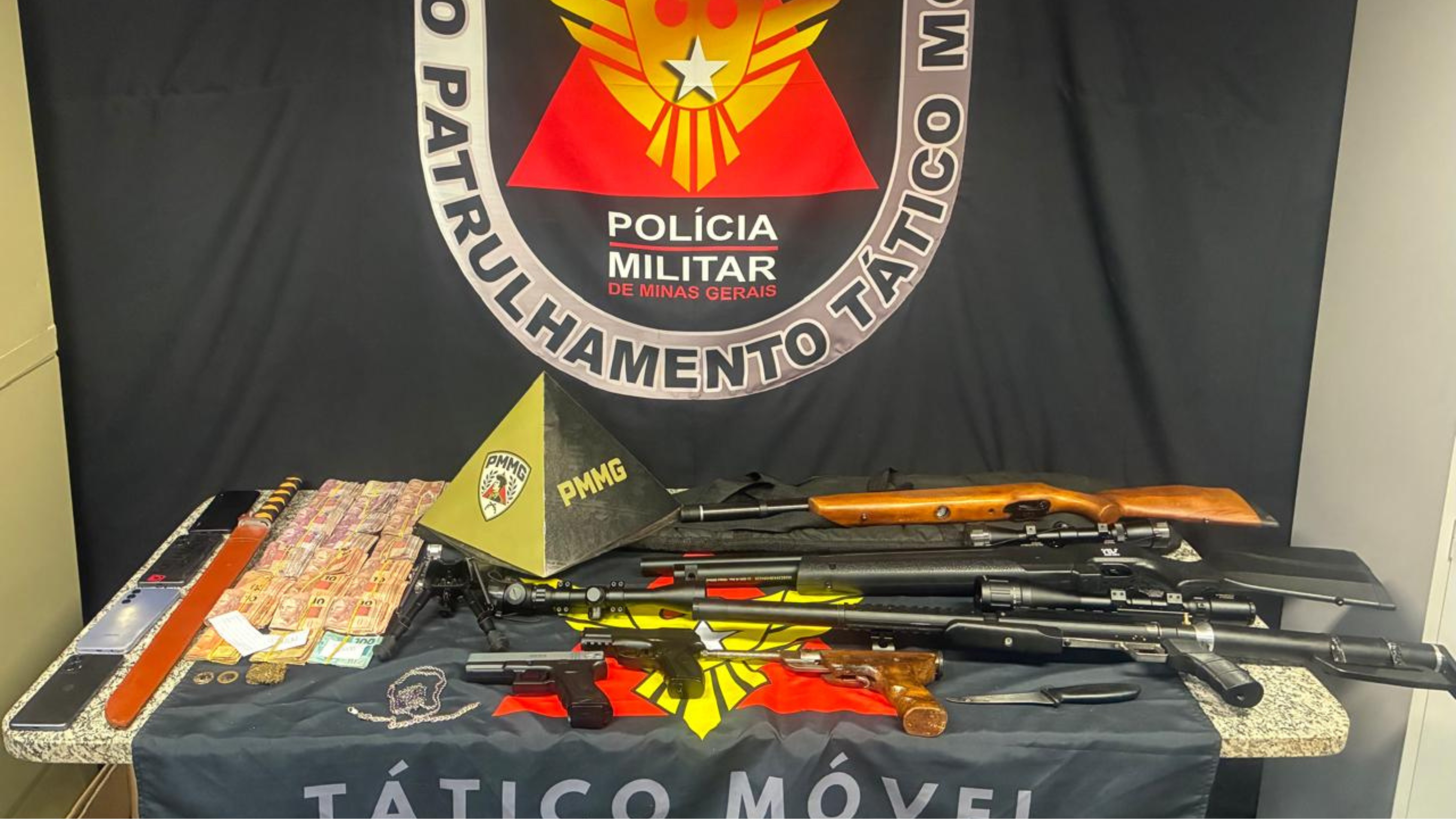 Katana, armas a gás e luneta: polícia recupera arsenal durante prisão de trio suspeito de roubo a barbearia em MG 