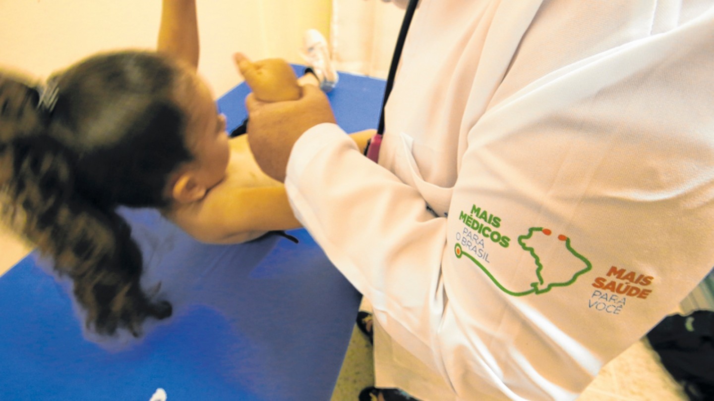 Presença de cubanos no Mais Médicos reduziu ao longo dos anos; formato atual prioriza profissionais brasileiros
