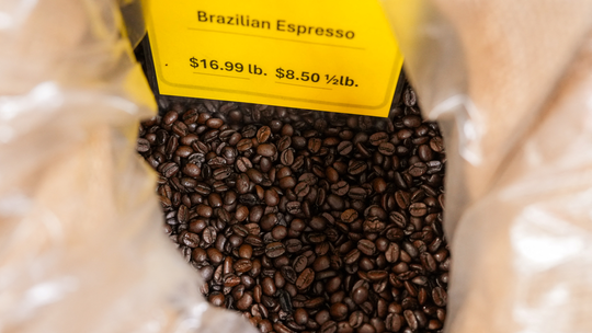 China é saída para café brasileiro após tarifaço dos EUA? - País do chá aumentou consumo de café nos últimos tempos, mas ainda é um mercado limitado.