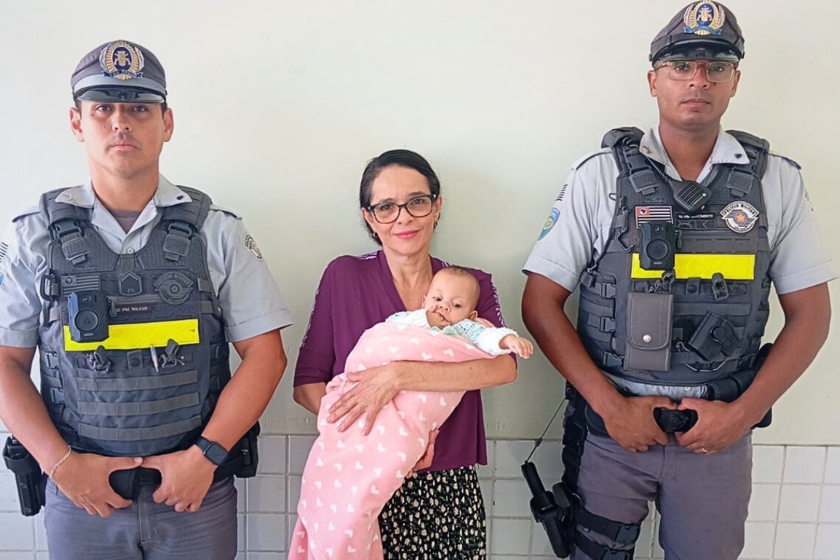 Mãe dirigia com gêmeas quando uma bebê parou de respirar; policiais salvaram criança em Via Expressa de SP