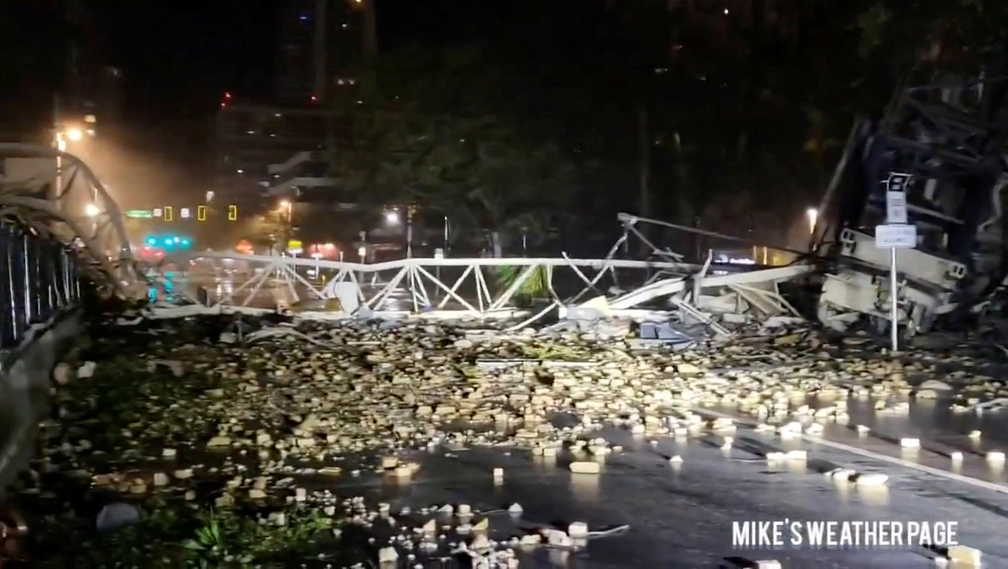 Destroços espalhados em uma rua após o colapso de um guindaste durante a forte chuva e a ventania causados pelo furacão Milton, em São Petersburgo, na Flórida — Foto: Mike's Weather Page/via Reuters
