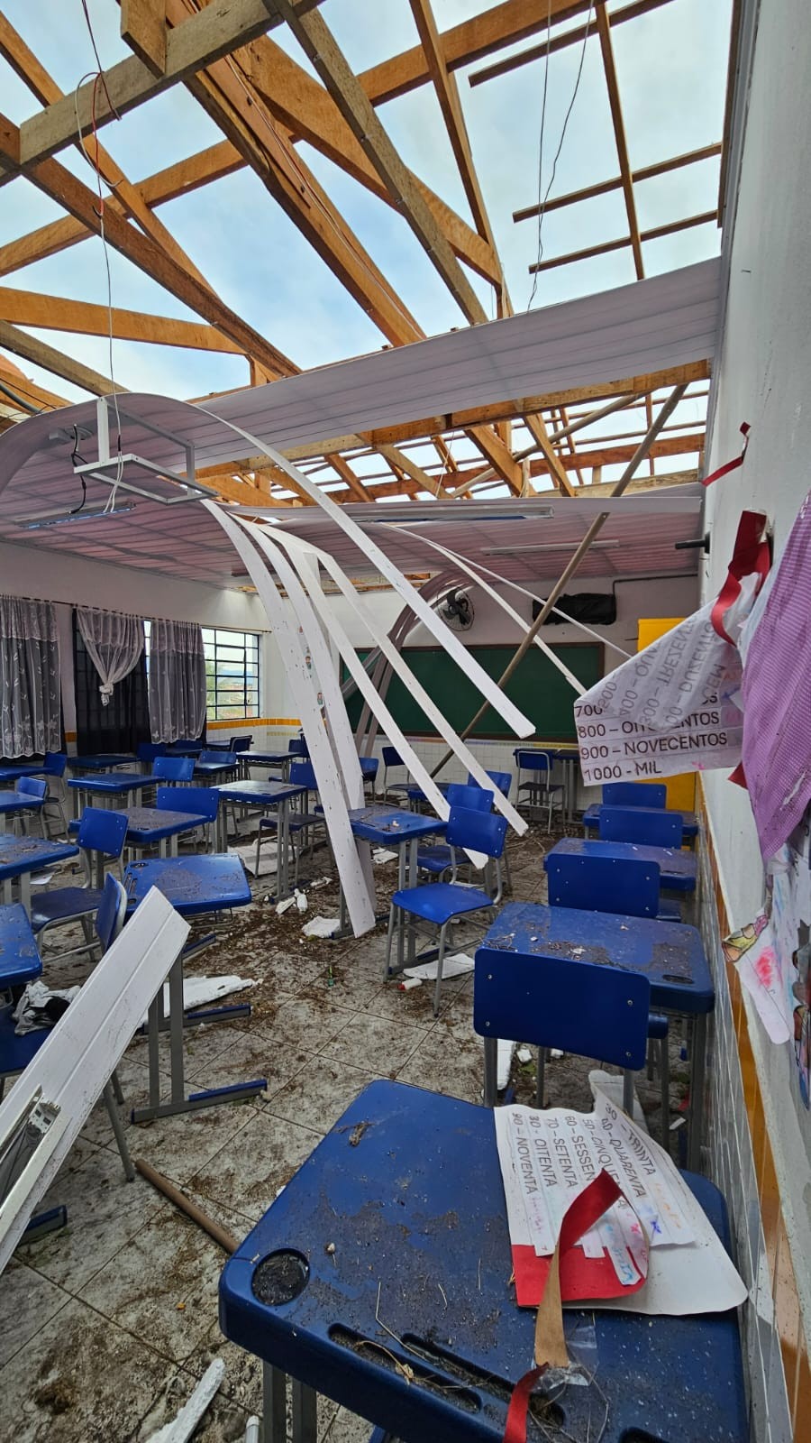 FOTOS mostram escola com telhado destruído após ventania em Caraguatatuba, SP
