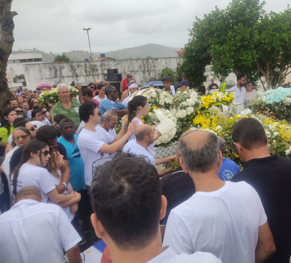 Enterro do médico baiano morto a tiros no RJ reuniu uma multidão em Ipiaú — Foto: Roger Sarmento/TV Santa Cruz