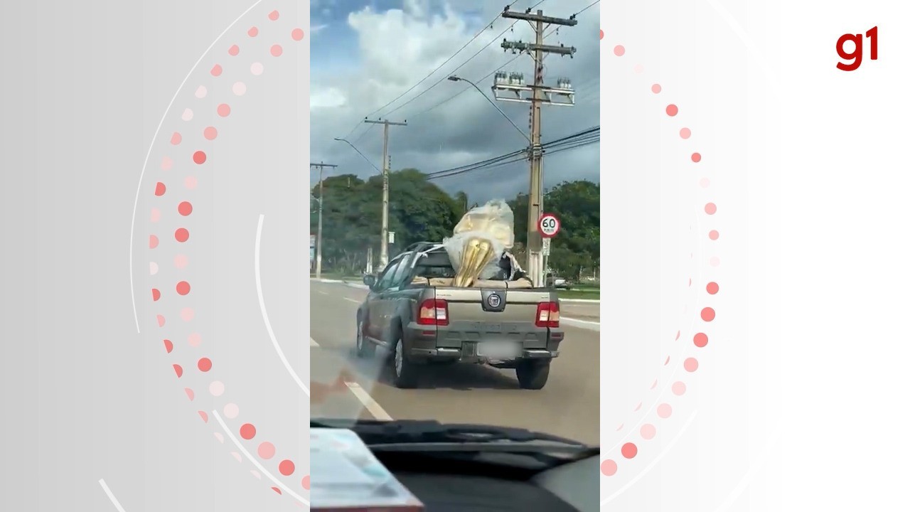 Vídeo de estatueta gigante do Oscar na traseira de picape viraliza e internautas brincam: 'Fernanda, seu pedido saiu para entrega'