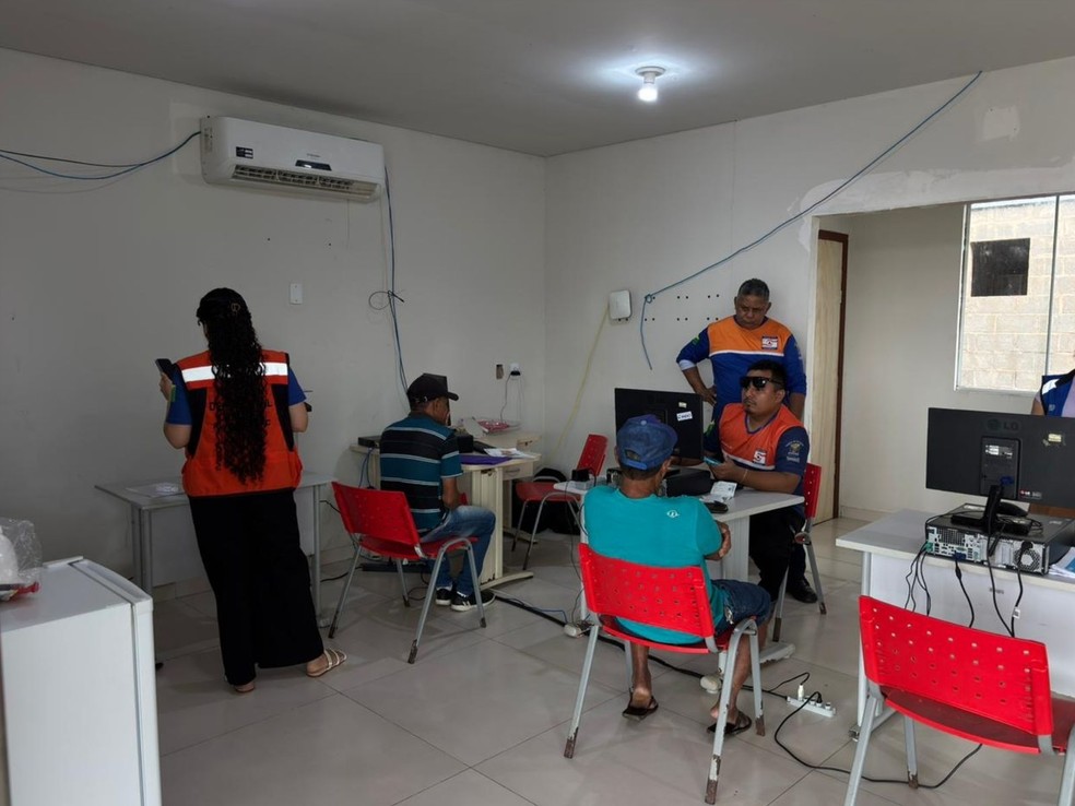 Defesa Civil Municipal atende população no Parque de Exposições — Foto: Júnior Andrade/Rede Amazônica Acre