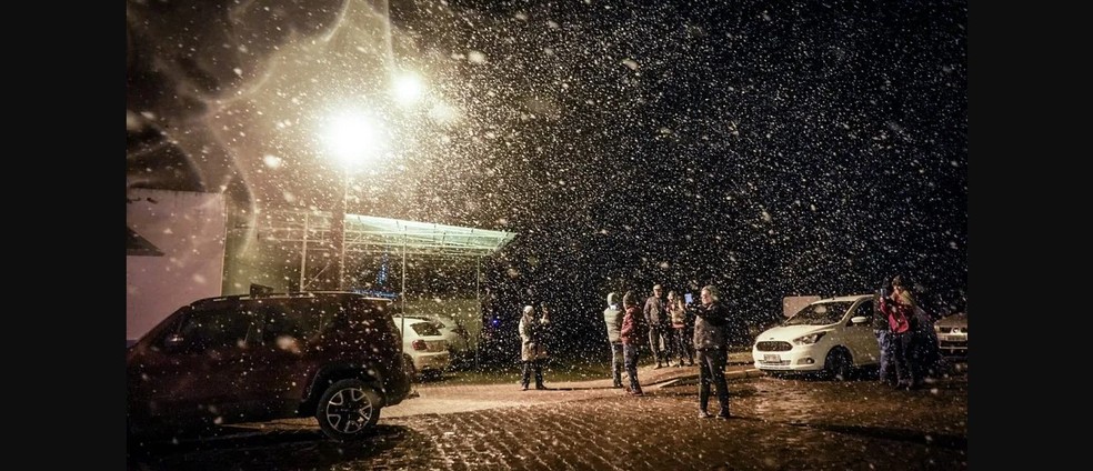 Flocos de neve caem em Urupema em maio de 2022 — Foto: Tiago Ghizoni/NSC/Arquivo