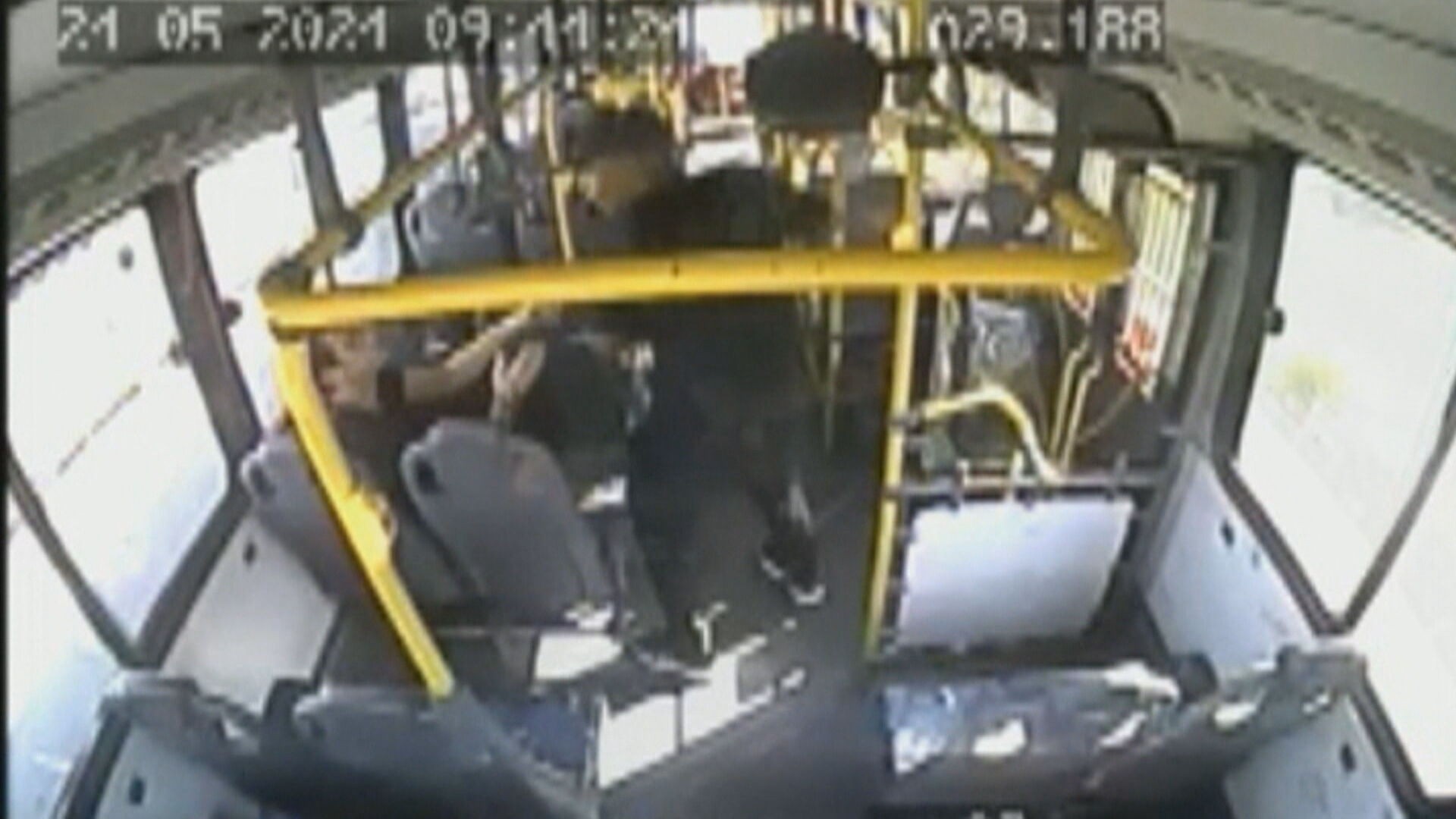 VÍDEO: passageiro reage a assalto e despenca com o ladrão de ônibus em movimento; só em 2024, linha 472 já teve 92 crimes