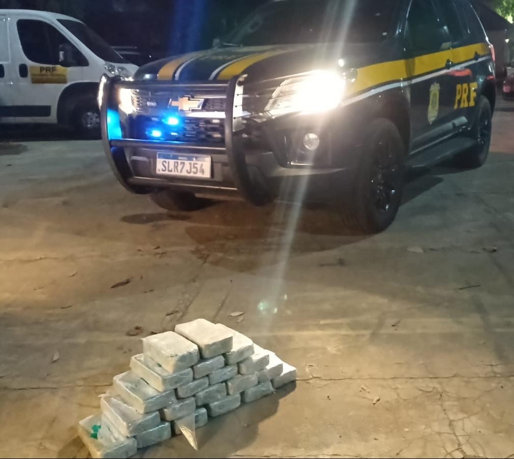 Homem é preso com 20 kg de pasta base de cocaína escondida em fundos falsos de carro, na BR-343 em Altos