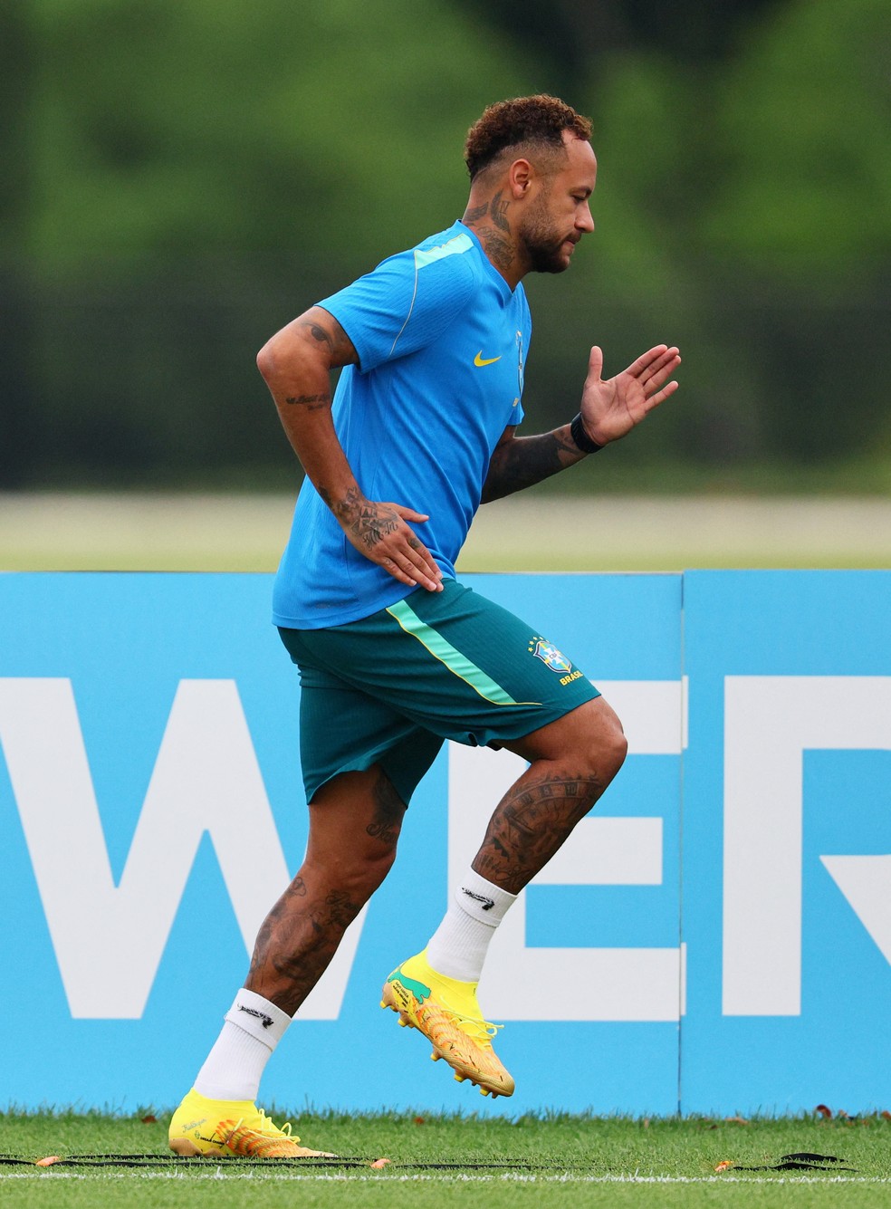 Neymar com sua nova chuteira amarela em treino da Seleção Brasileira na terça (23) — Foto: Vincent Carchietta/Reuters