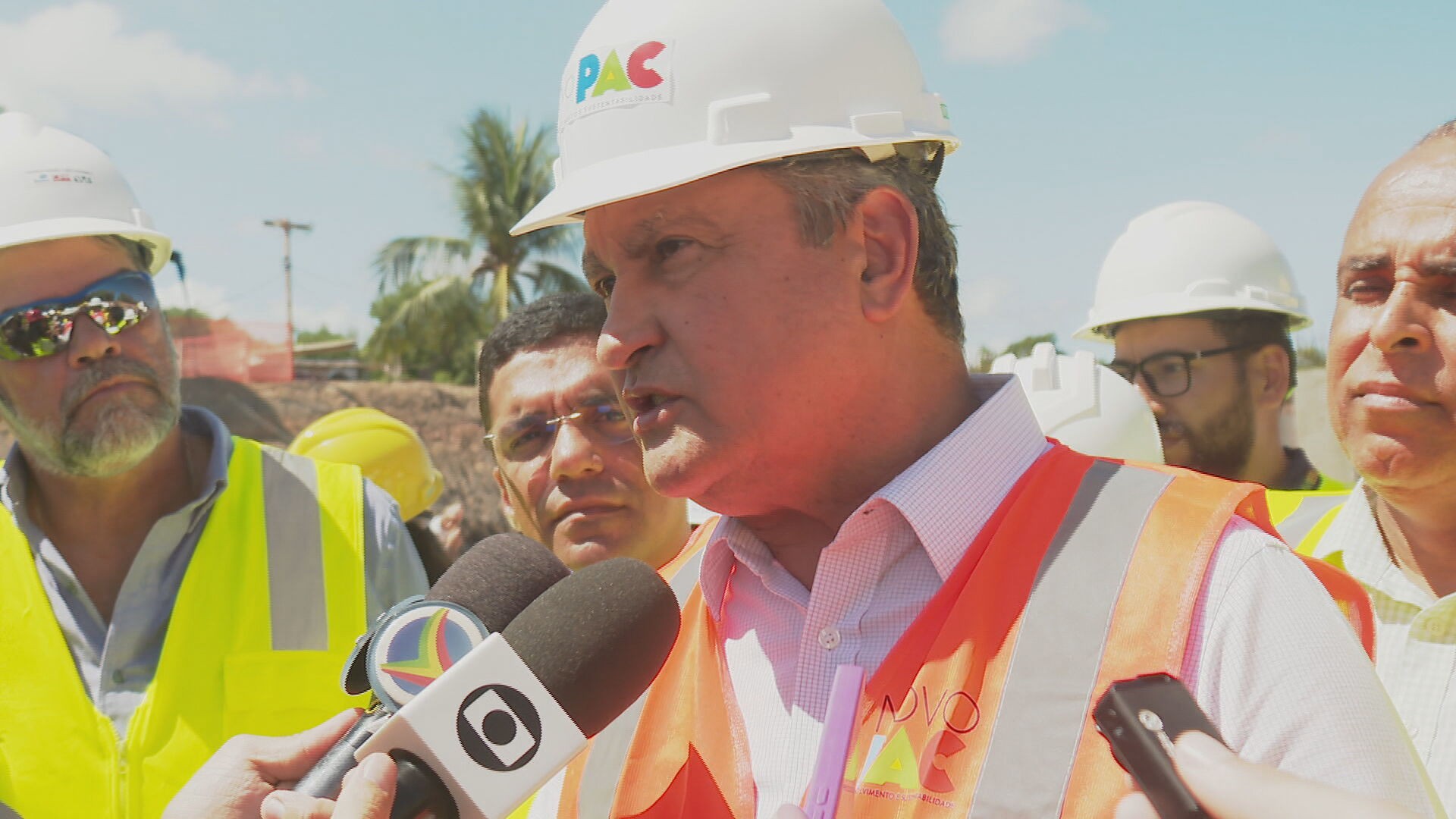 Rui Costa vistoria obras com recursos do Novo PAC; Canal do Fragoso e Hospital da Criança do Recife estão em fase final de construção