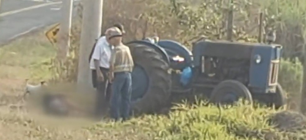 Trator atinge carro em estrada vicinal que dá acesso a Rodovia Geraldo de Barros, entre Piracicaba e São Pedro. — Foto: Reprodução/EPTV