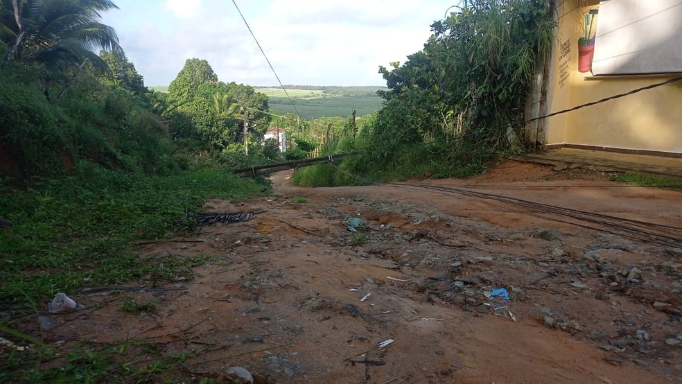 Poste ficou atravessada na esburacada rua São Francisco — Foto: Maria do Socorro Araújo/Arquivo Pessoal