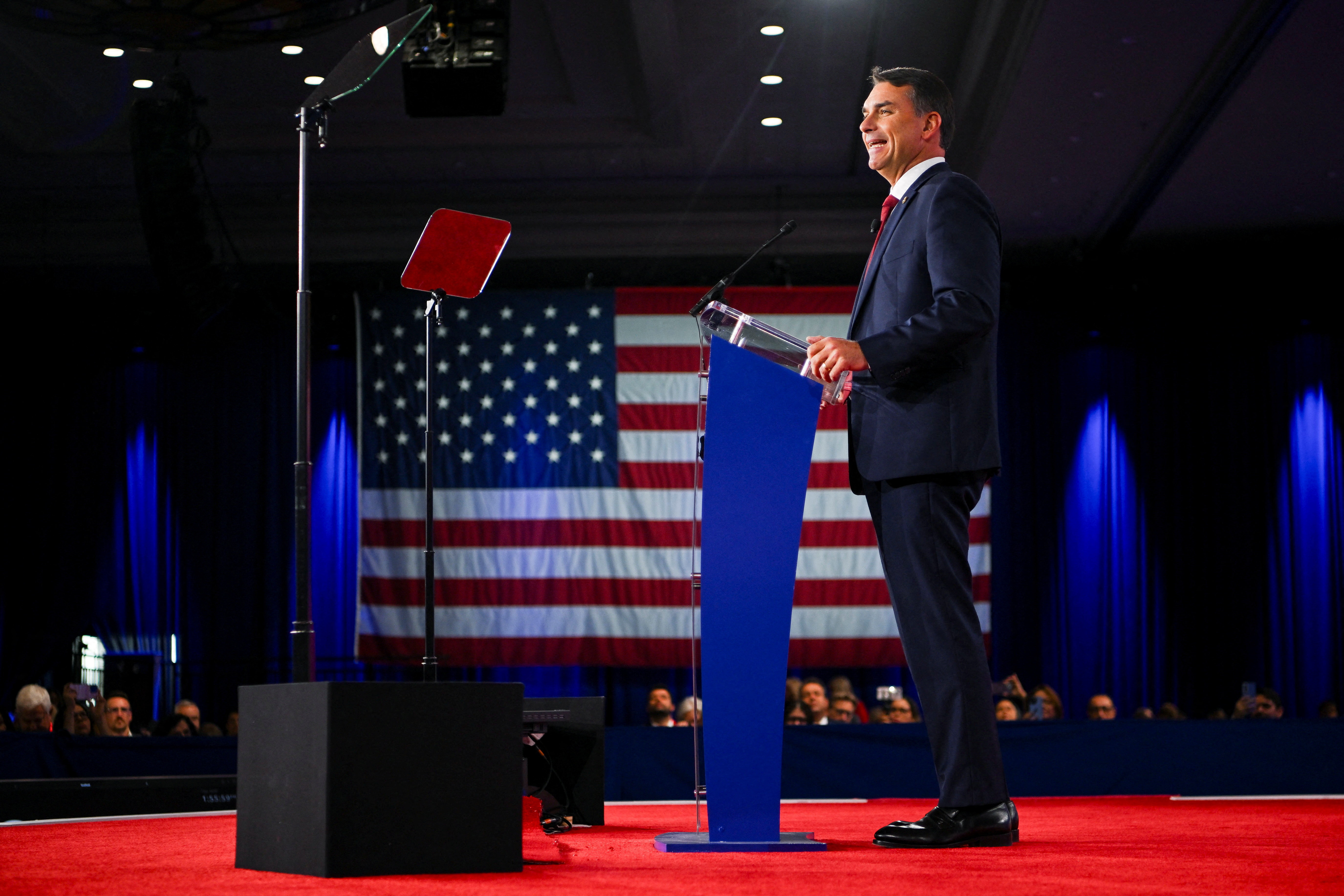 Nos EUA, Flávio Bolsonaro pede pressão diplomática para que eleições tenham 'valores de origem americana'