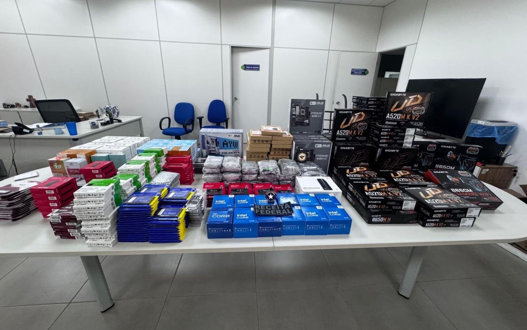 Receita apreende eletrônicos importados avaliados em R$ 800 mil em transportadora de Ribeirão Preto, SP