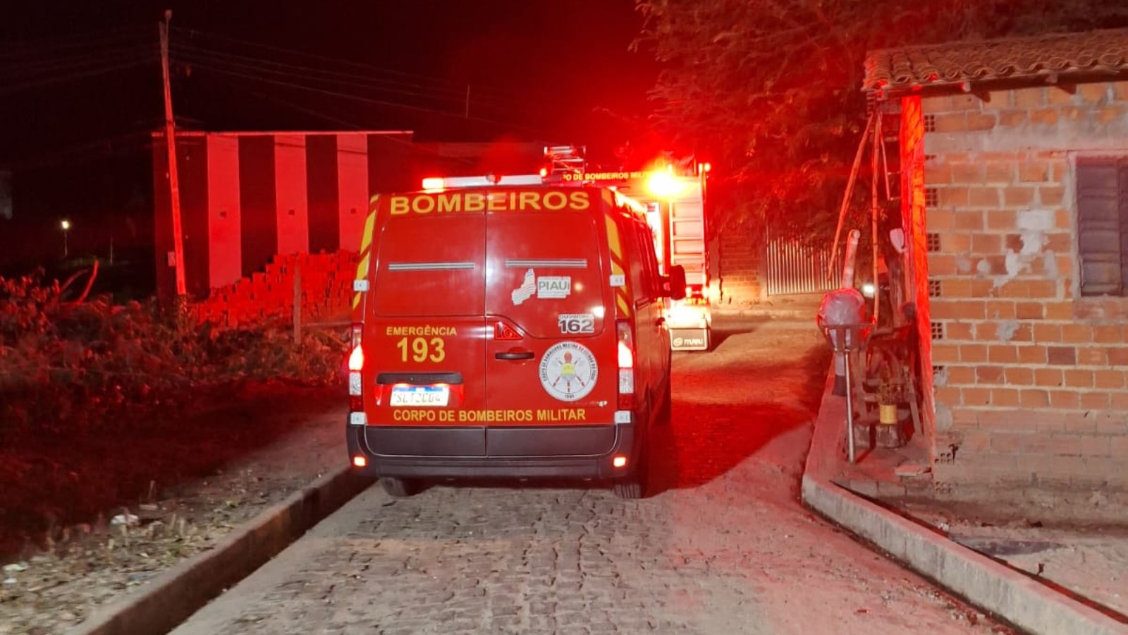 Criminosos incendeiam carro e atiram em frente a casa na Zona Leste de Teresina