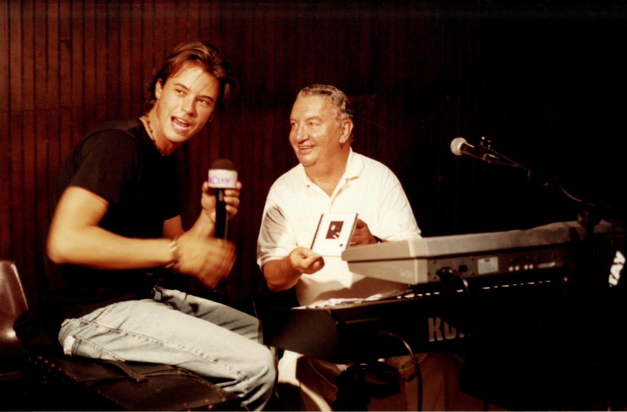 Caçulinha com o ator Paulinho Vilhena no Vídeo Show