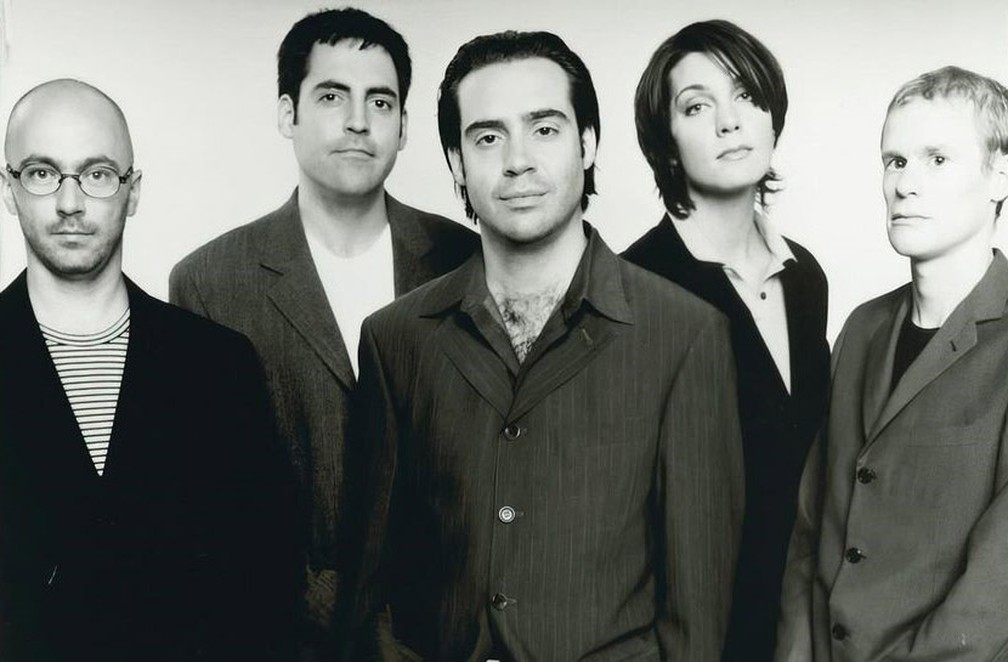 A banda Crash Test Dummies no começo dos anos 90, com o vocalista no centro — Foto: Divulgação/Arista Records