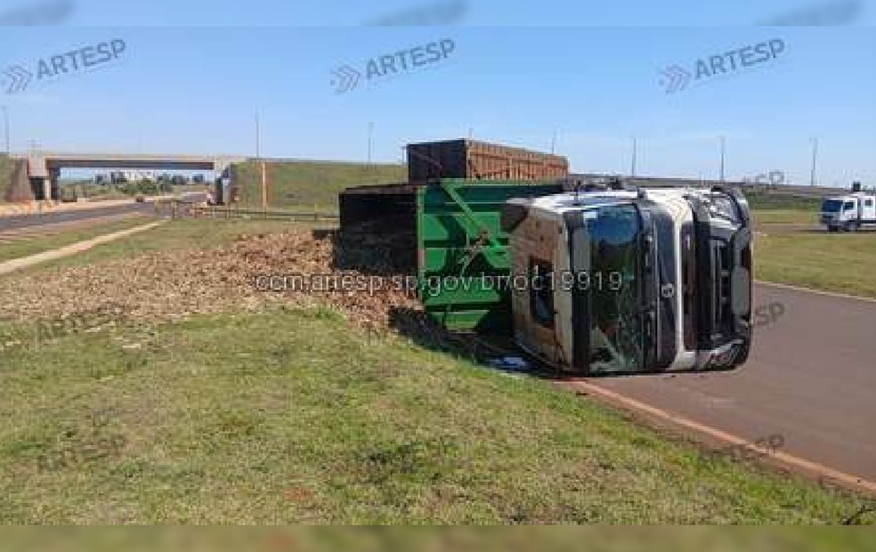 2 de 3
Uma carreta com cana-de-a&ccedil;&uacute;car tombou no dispositivo de retorno da Rodovia Miguel Jubran, em Tarum&atilde; &mdash; Foto: Artesp/Divulga&ccedil;&atilde;o