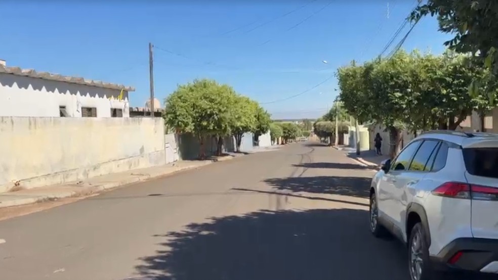 Rua no Jardim Morumbi, em Santa Fé do Sul (SP), onde dois homens foram atacados por pitbull, na manhã desta terça (12); um deles teve o braço amputado — Foto: Rádio Santa Fé FM/Reprodução