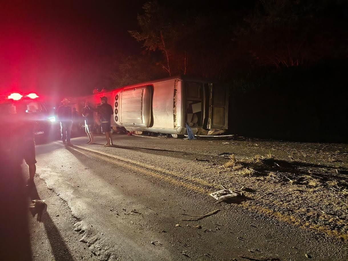 Acidente com ônibus deixa mortos e feridos na BR-423, no Agreste de Pernambuco; VÍDEO