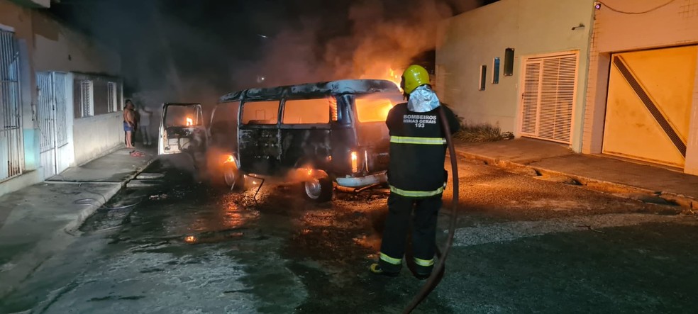 Bombeiros combatem incêndio em garagem de ônibus na Região Central de Minas, Minas Gerais