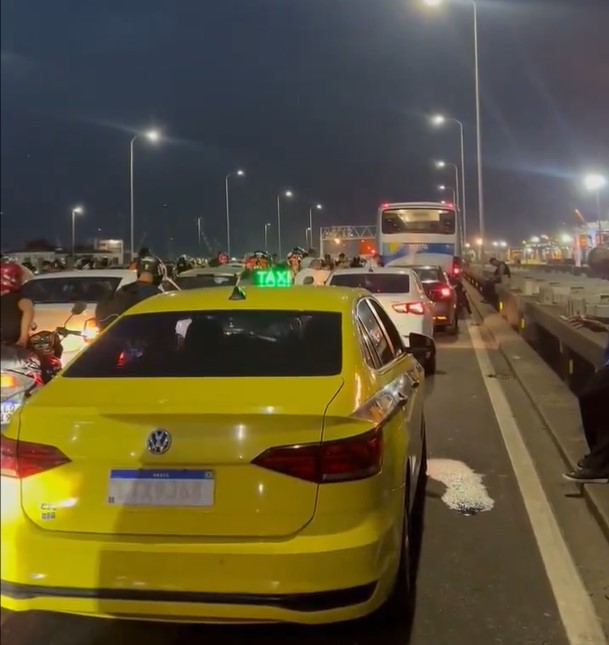 Incêndio em carro interdita a Ponte Rio-Niterói e causa trânsito intenso