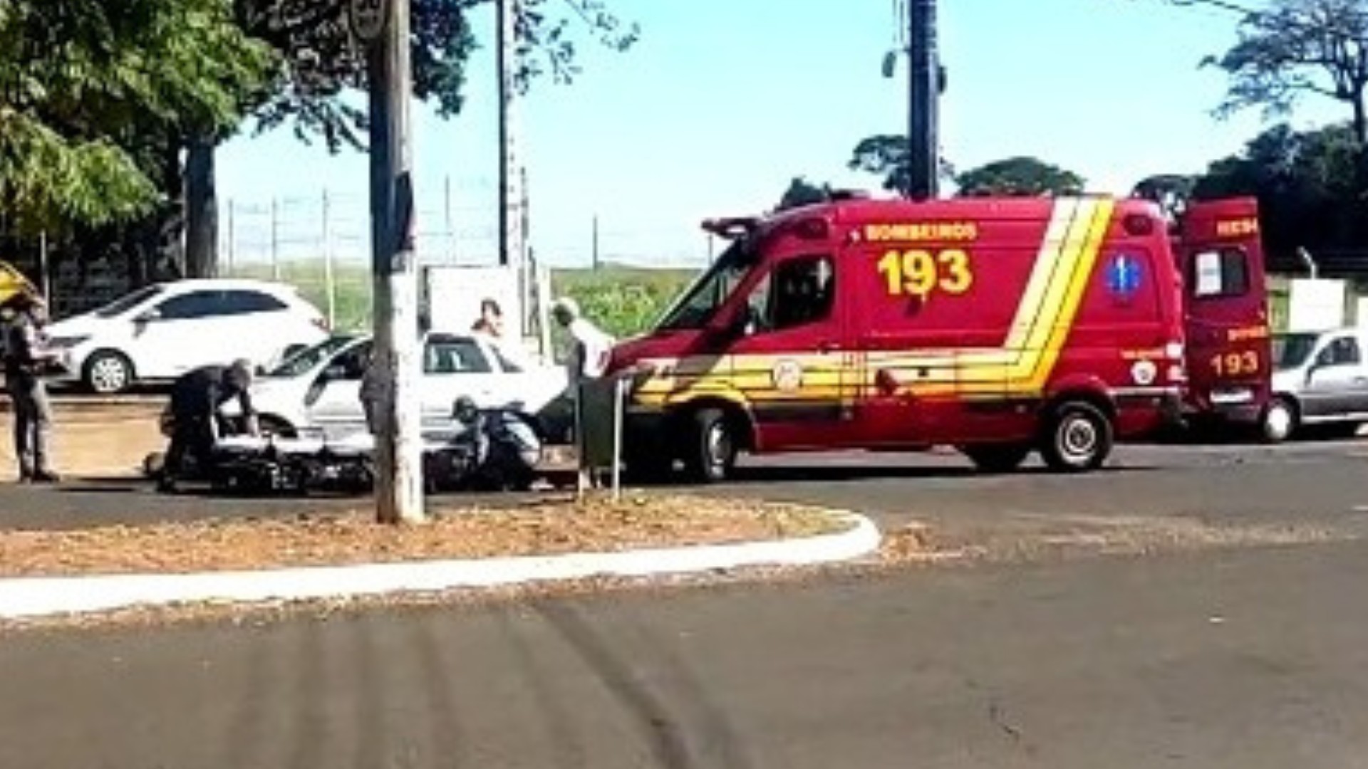 Motociclista sem habilitação fica ferido ao bater contra carro em Birigui