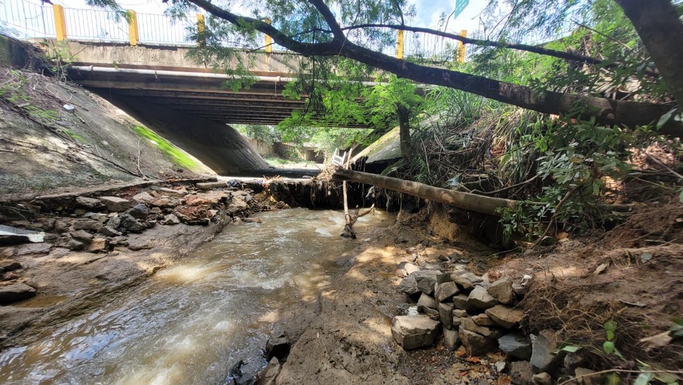 Ponte que passa sobre o córrego do Ajudante, em Salto (SP), foi interditada no sábado (18) — Foto: Secretaria Municipal de Obras de Salto