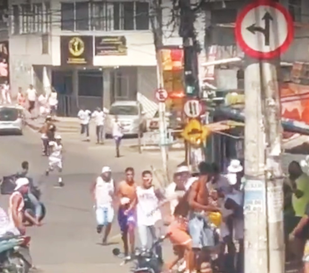 Grupo foi filmado ao agredir adolescente de 17 anos no bairro de Sussuarana, em Salvador — Foto: Reprodução/Redes Sociais