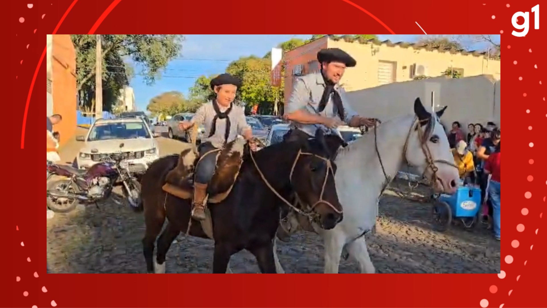 Para celebrar Mês Farroupilha, pai busca filhos a cavalo em escola no RS