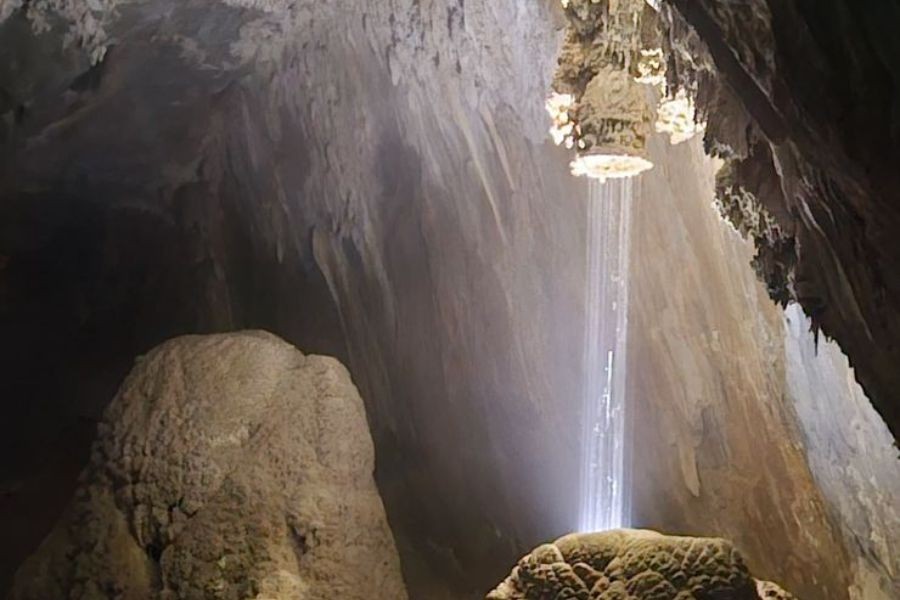 'Chuveiro natural' impressiona turistas e fica escondido em caverna no interior de SP