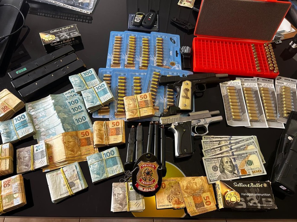 Armas, munições e quantias de dinheiro foram apreendidas durante a ação da PF de Araçatuba — Foto: Polícia Federal/ Divulgação