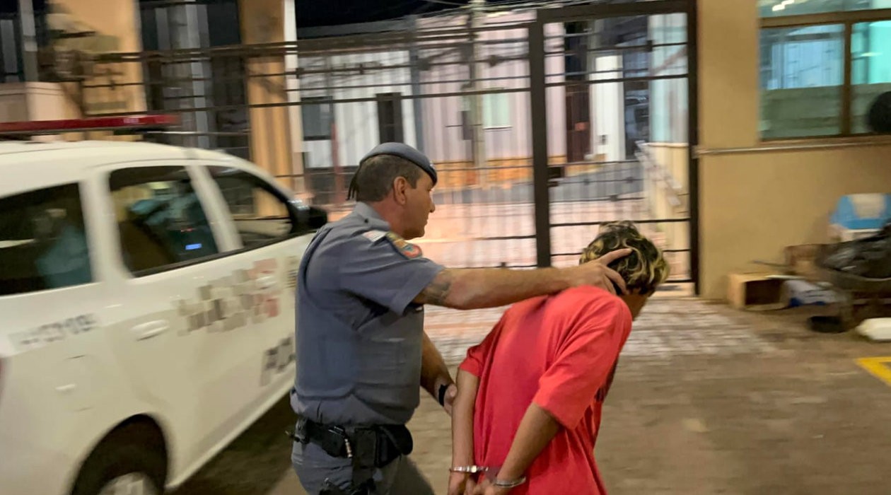 Vítima reage a tentativa de roubo a residência e deixa assaltante gravemente ferido em Trabiju