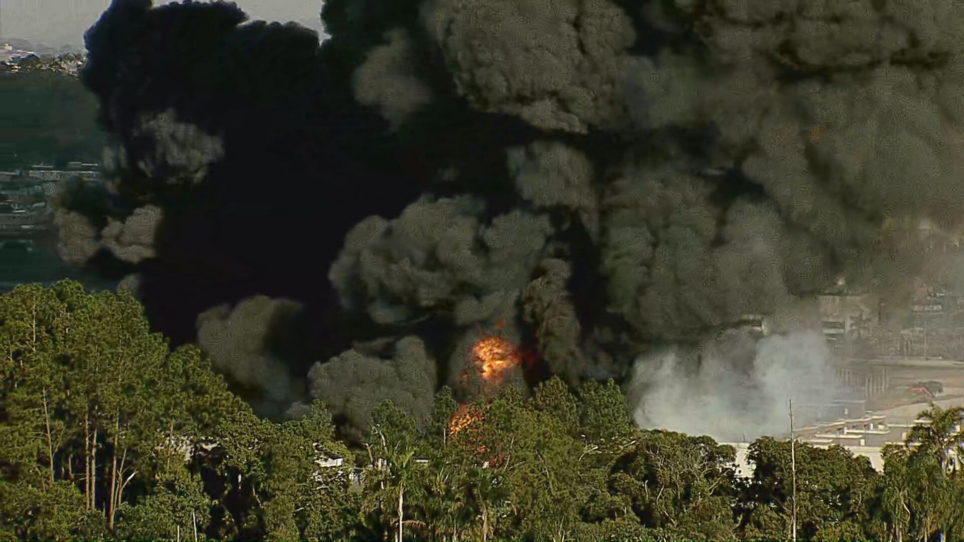 Incêndio atinge indústria em Guarulhos, na Grande SP; VÍDEO