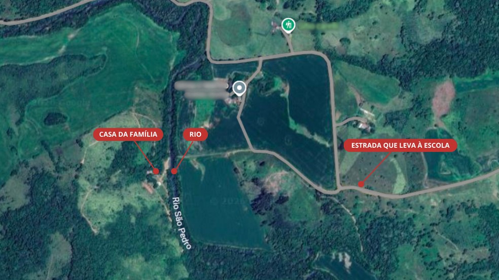 Casa da família fica de um lado do rio e ponto de ônibus escolar, do outro — Foto: Reprodução/Google Maps