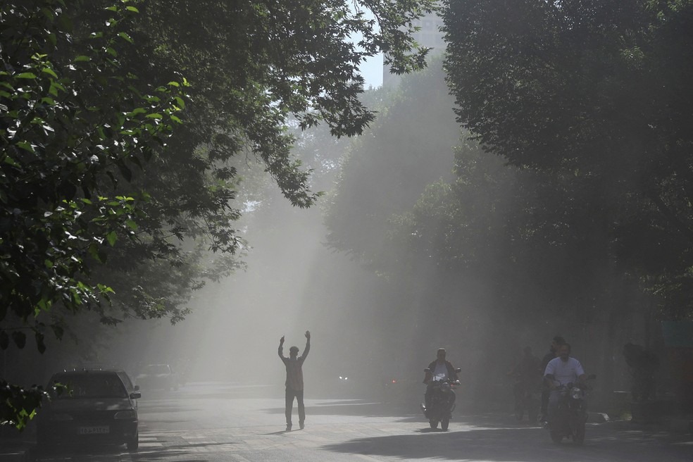 Homem caminha pela fuma&ccedil;a, ap&oacute;s uma explos&atilde;o causada por um dos ataques israelenses ao Ir&atilde; no domingo, 15 de junho. &mdash; Foto: Majid Asgaripour/West Asia News Agency via Reuters