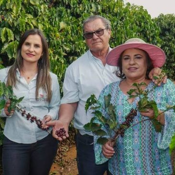 Foto de grupo em cafezal na cidade de Patrocínio - MG — Foto: Site oficial canal rural