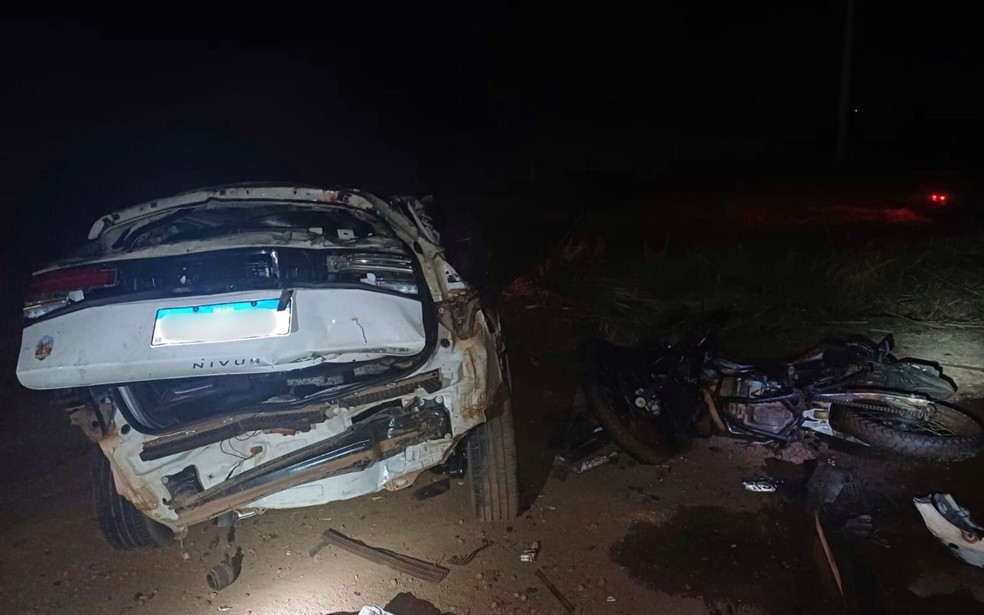 Carro da família ficou destruído após acidente na BR-153, em Campinorte — Foto: Divulgação/Polícia Rodoviária Federal
