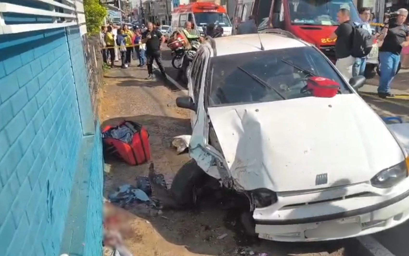 Motorista perde controle do carro e atropela três pessoas na calçada em Franca, SP