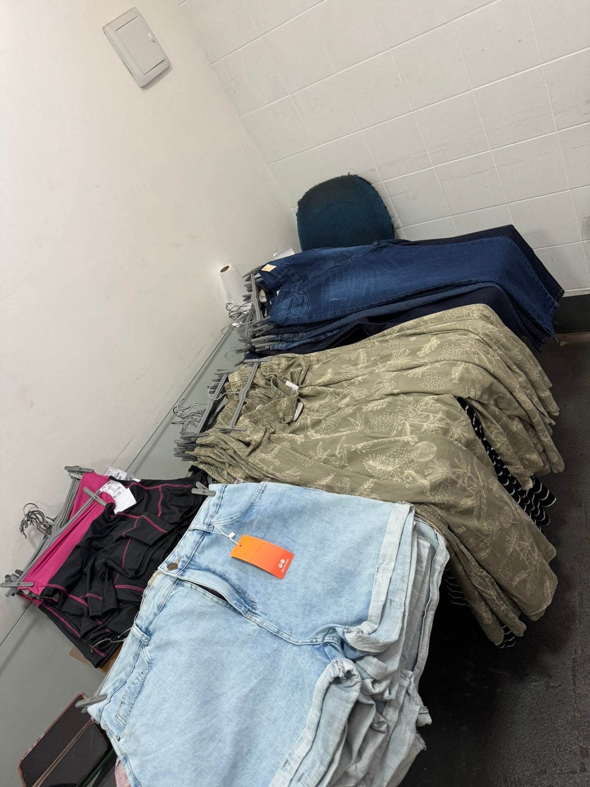 Câmera flagra furto em loja de shopping em Montes Claros e três mulheres são presas; VÍDEO