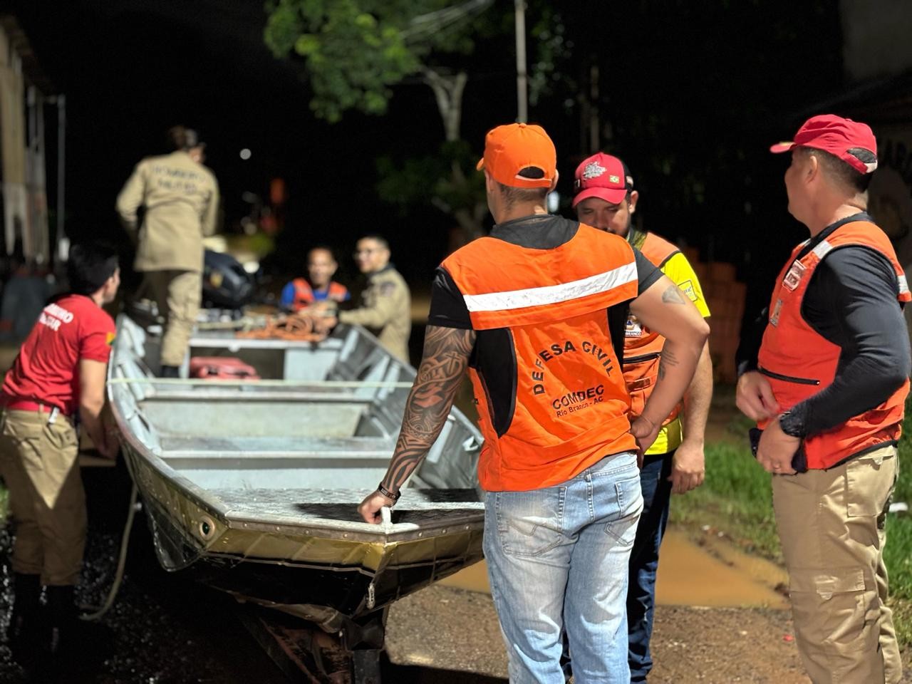 Igarapé Batista transborda durante forte chuva e 17 bairros são atingidos por enxurrada em Rio Branco