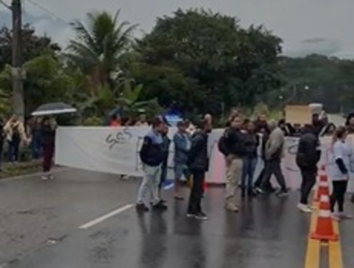 Funcionários e moradores fazem manifestação contra fechamento da emergência do Hospital da Praia Brava, em Angra dos Reis