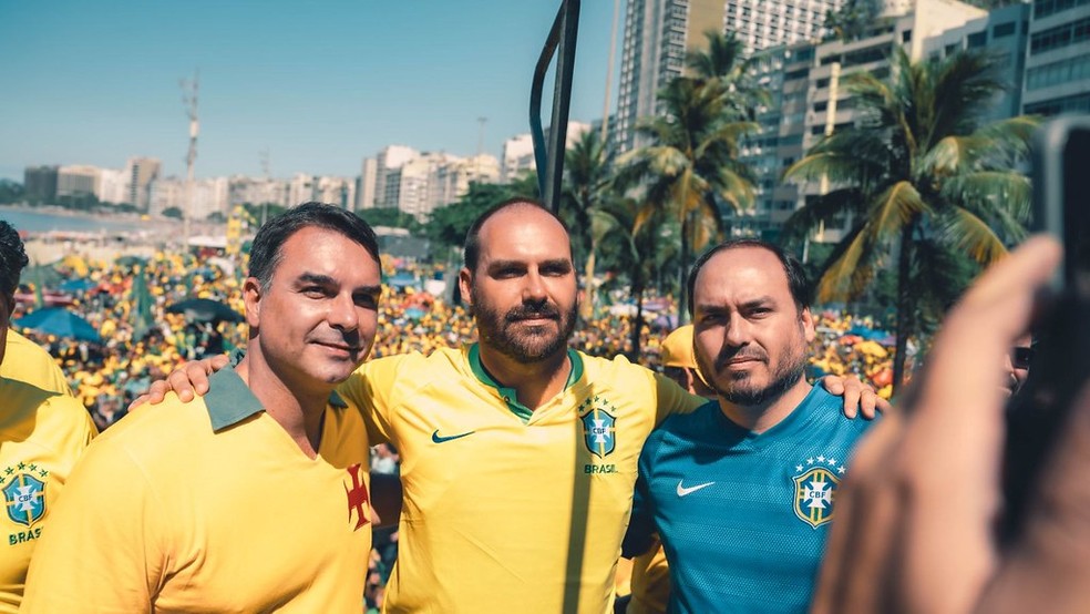 Flávio, Eduardo e Carlos Bolsobaro em ato em Copacabana, em abril de 2024 — Foto: Divulgação/Flickr Flávio Bolsonaro