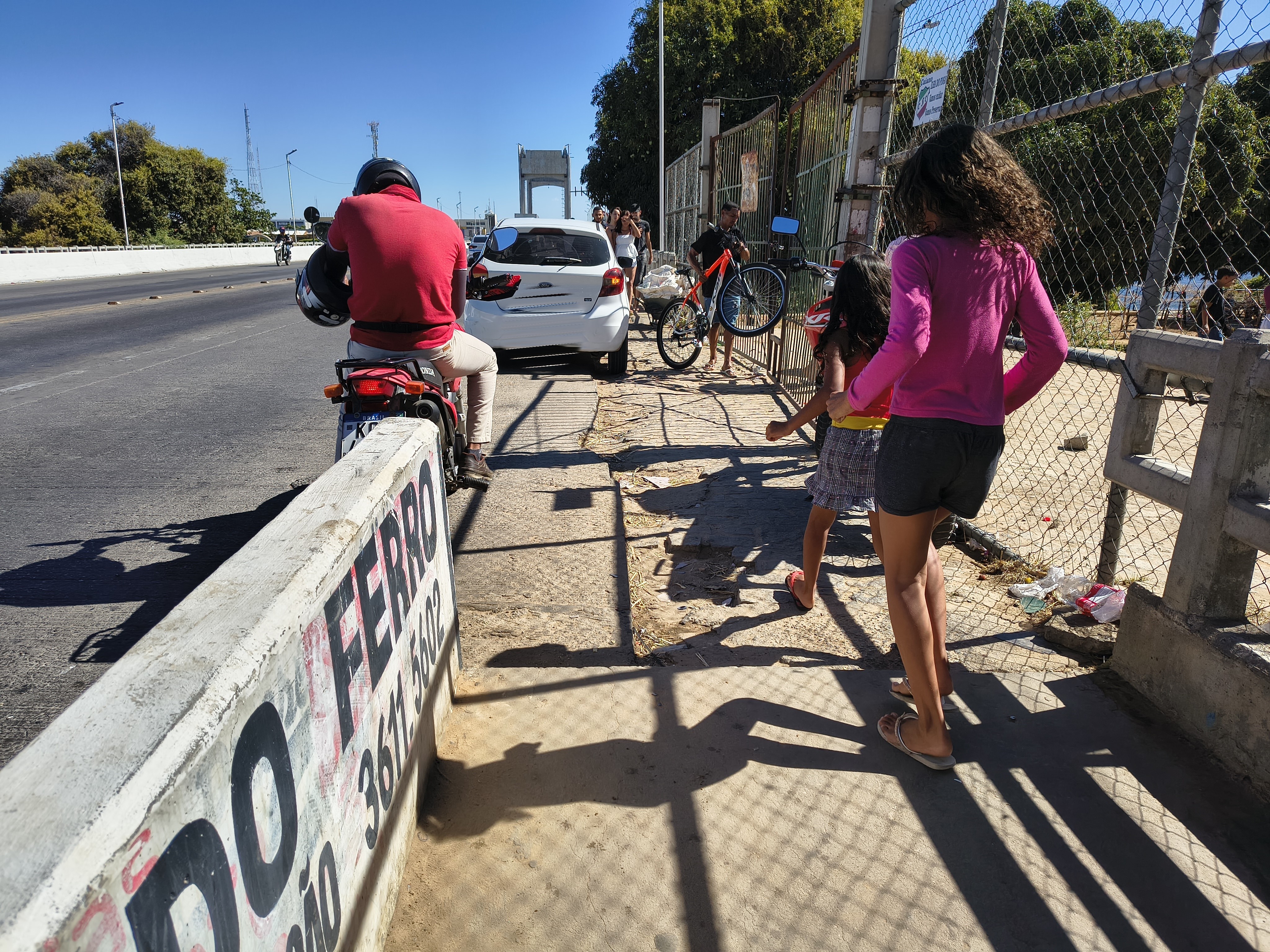 Motoristas ignoram proibição e insistem em parar na ponte para acessar a Ilha do Fogo