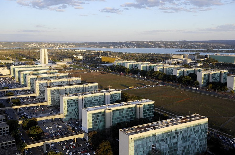 Foto aérea mostra a Esplanada dos Ministérios com o Congresso ao fundo — Foto: Ana Volpe/Agência Senado