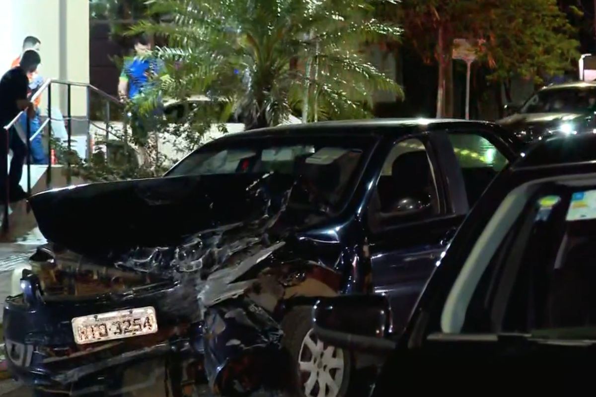 Engavetamento envolvendo quatro carros deixa três motoristas feridos em Campo Grande